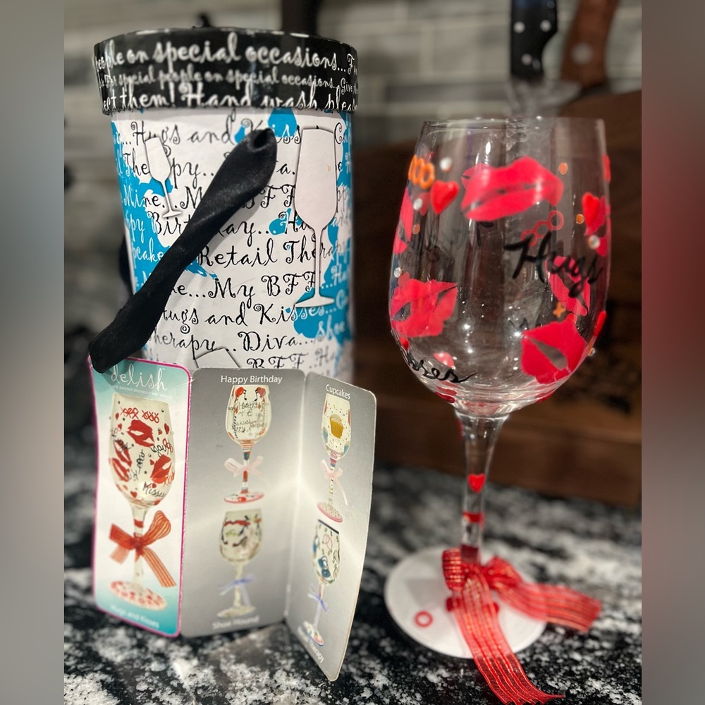 Delish Collectable Wine Glass - Hugs and Kisses